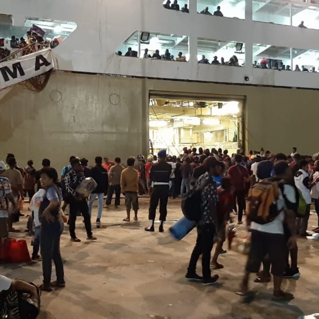 Penumpang memadati Pelabuhan Jayapura