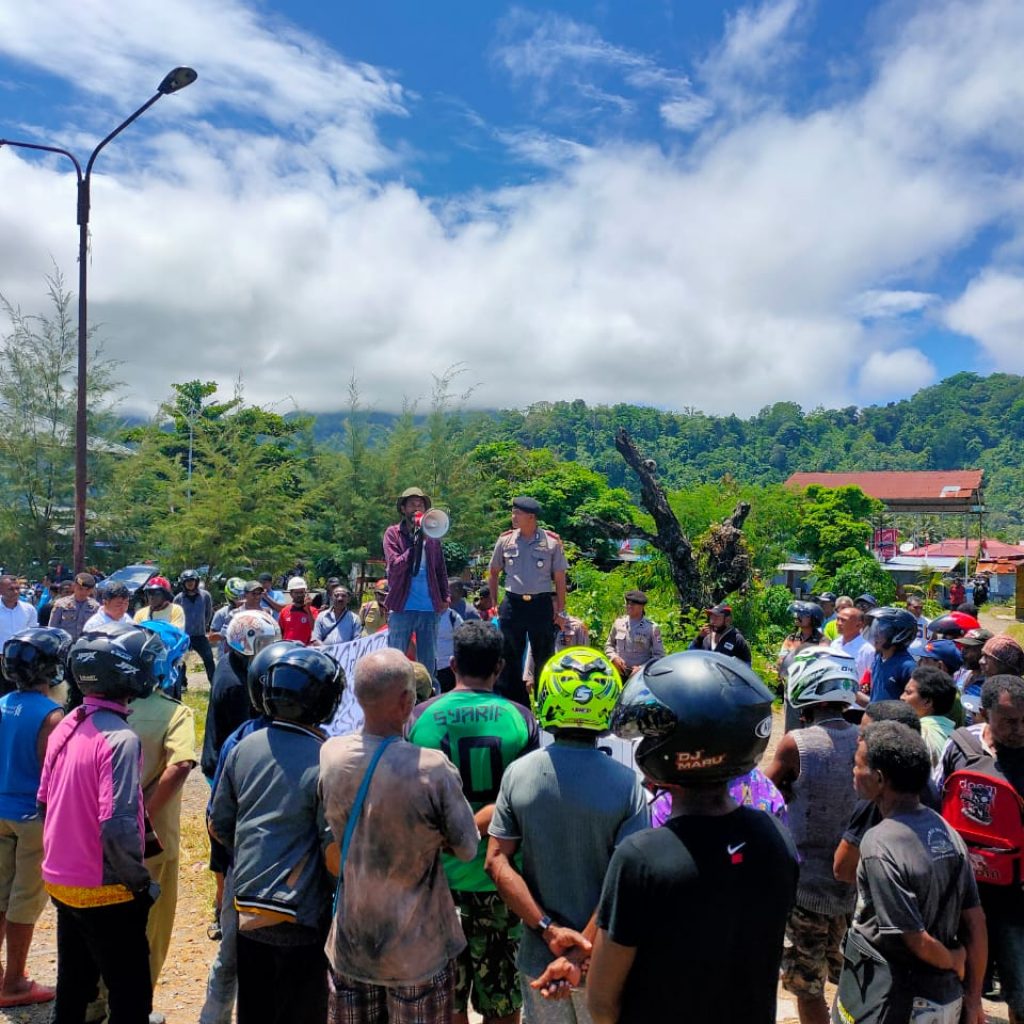 Aksi massa di kota Serui