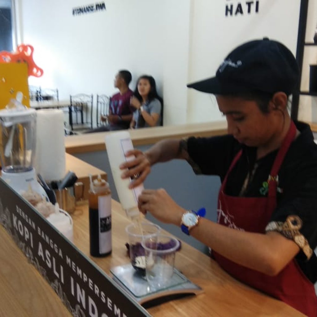 Penyajian es kopi