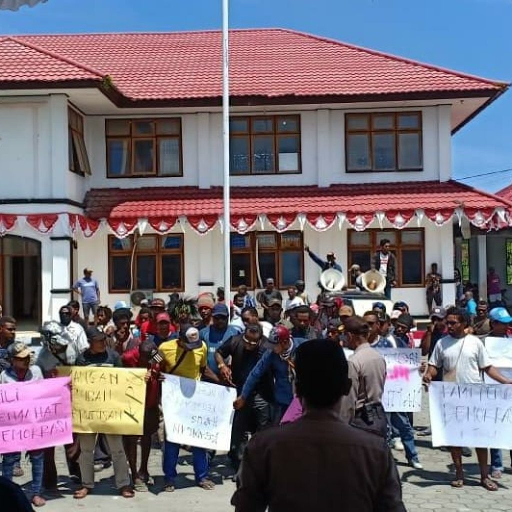 Ratusan massa