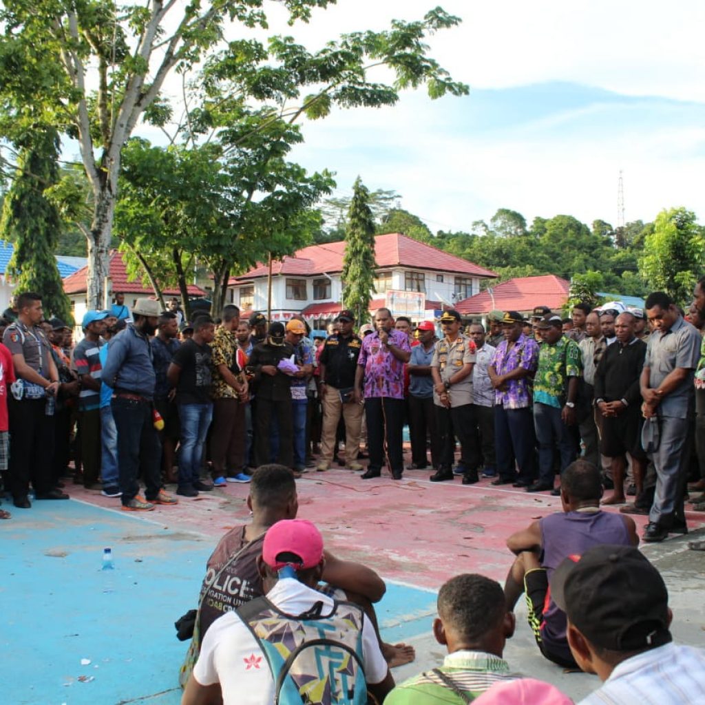 menenangkan masyarakat