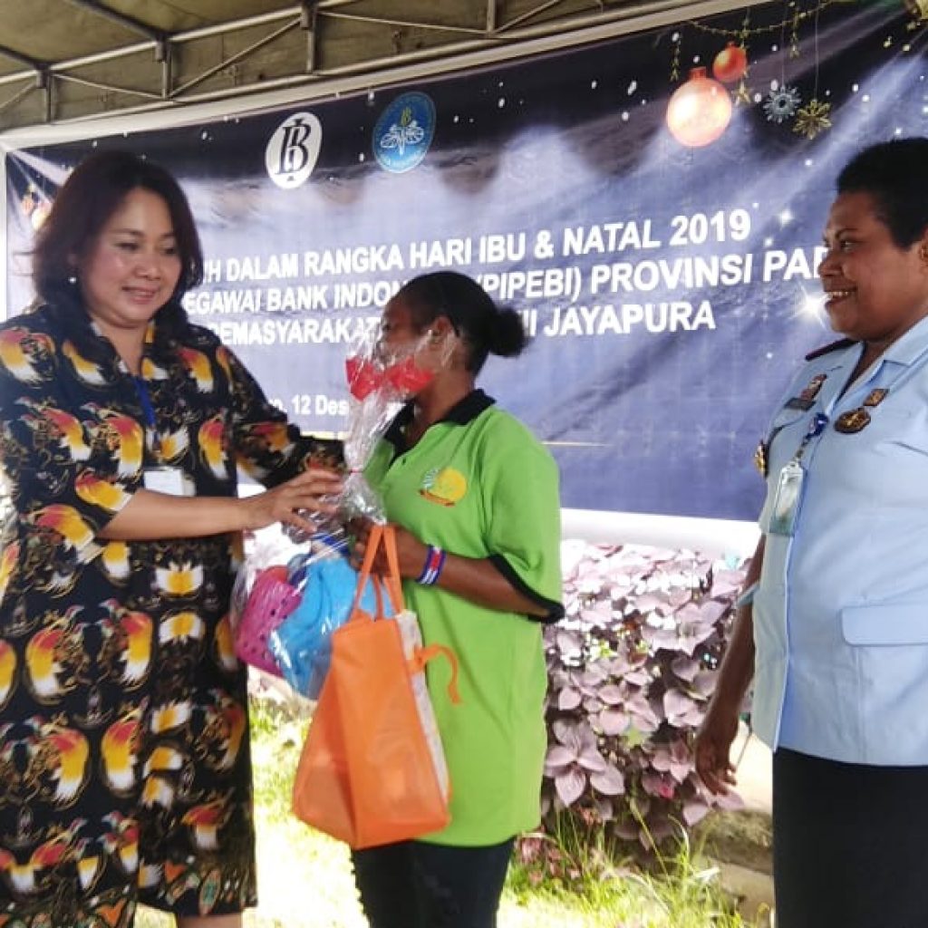 menyerahkan bantuan