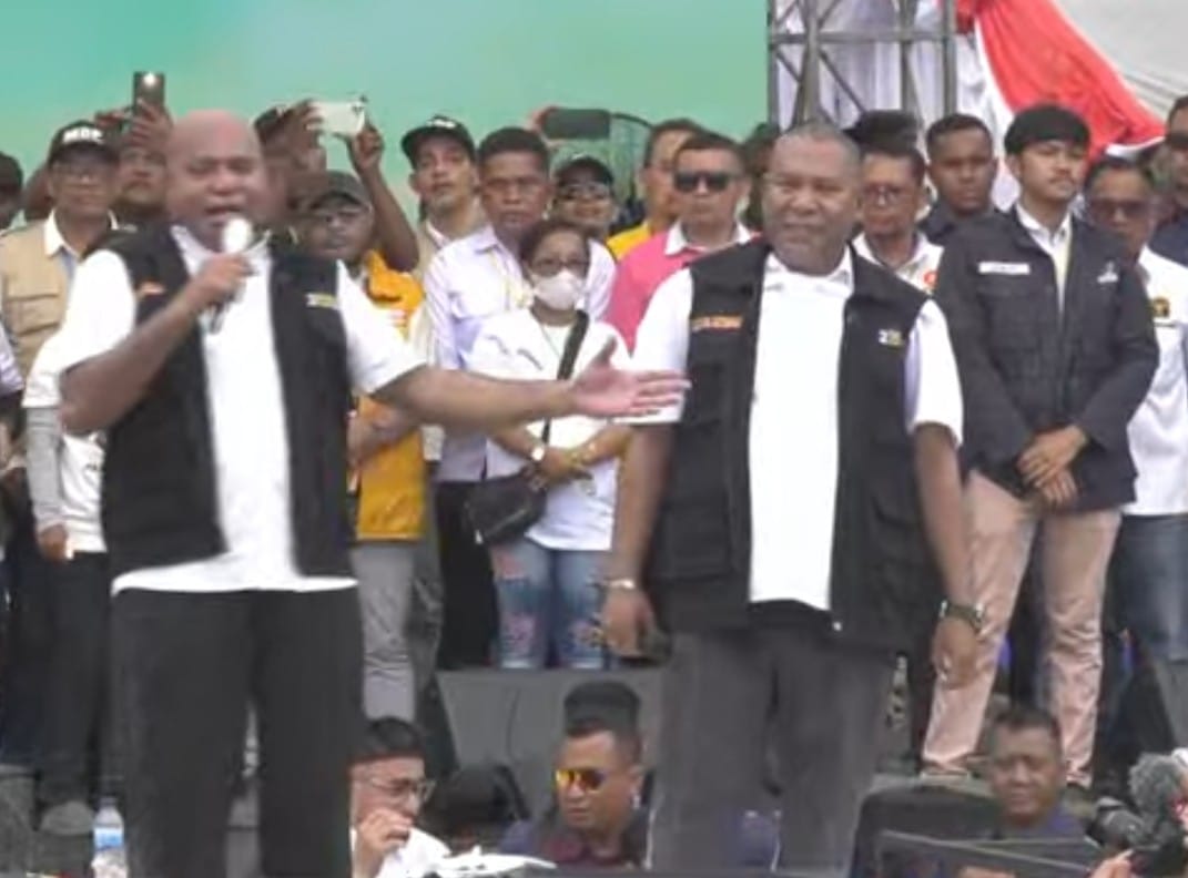 pasangan calon Gubernur dan wakil gubernur Papua, nomor urut 02, Matius Fakhiri-Aryoko Rumaropen, saat berorasi padakampanye akbar, Sabtu (23/11/2024)